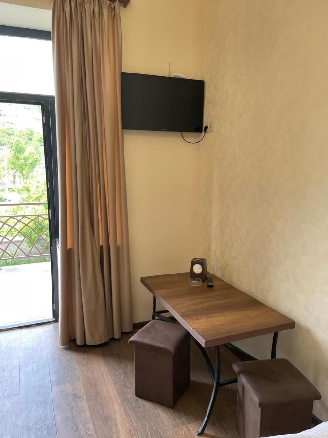 Yolyans Hotel Goris Exterior foto